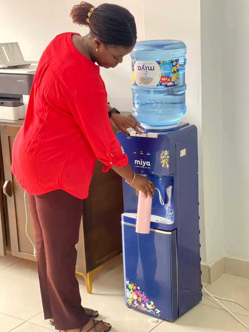 Cliente se servant à la fontaine MIYA
